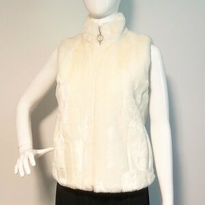 Loft Ann Taylor faux fur white vest, zip up soft vest, Size S, made in Hong Kong